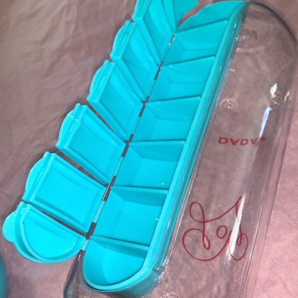 Water bottle that holds medicine pills with days - Picture 6 of 8